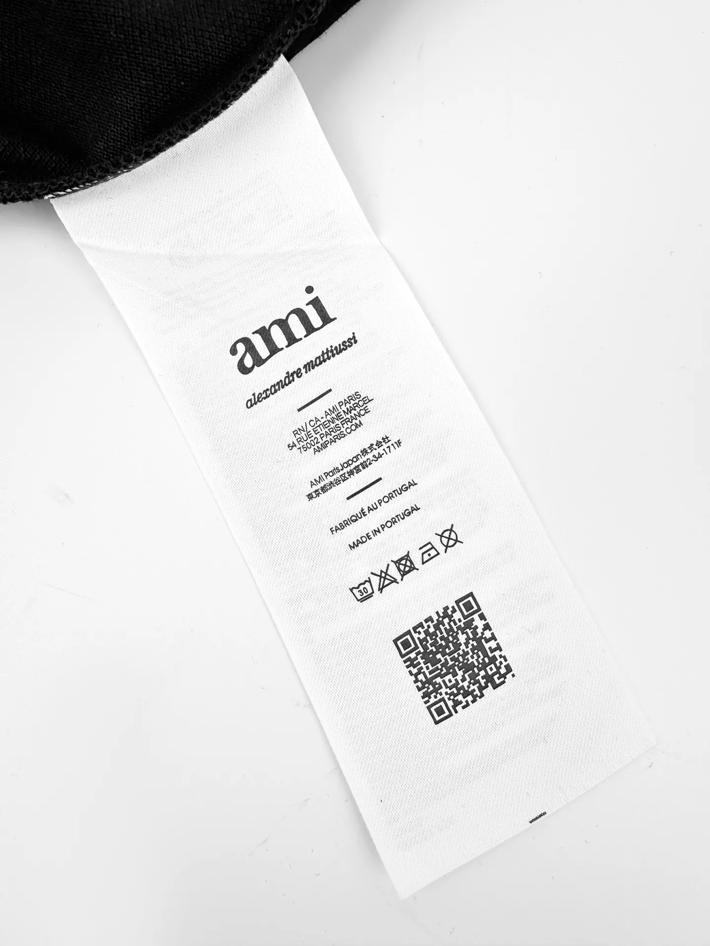 Logo embroidered Polo shirt, custom-made cloud cotton double-bead luxury weaving, crisp and stylish, soft and skin-friendly, with ink black as the base, hiding edge in silence. Pure white love embroidery on the chest is a gilded footnote of French romance. AMI dark embroidery on the back is engraved with a low-key emblem, allowing the sense of luxury to be hidden in the details. The size of the clothes is printed with love, which is the perfect resonance of simplicity and luxury. It is also a French monologue when walking. Process 1: Adopt imported machine embroidery process, use advanced computer control system and precision mechanical components to realize the embroidery work of Ami logo and letters with high precision and smooth and delicate lines. Process 2: The fabrics have been fermented and washed for better hand texture. Not easy to deform, not easy to shrink, not easy to fade, and maintain long-term beauty. Accessories: Customized 1:1 Ami buttons Customized 1:1 Ami trademark Version: Fitted version Size: S M L XL Style number: BB 818